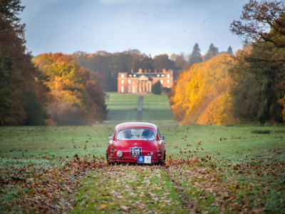 Alfa Romeo Giulietta SS Sprint rijdt op het gras richting een landhuis van achter gezien
